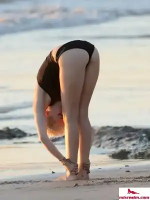 $miley-cyrus-bikini-yoga-mixresim.com-37.webp