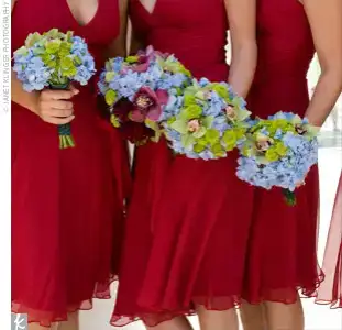 $100649-blue-hydrangea-bridesmaid-bouquets-3.webp