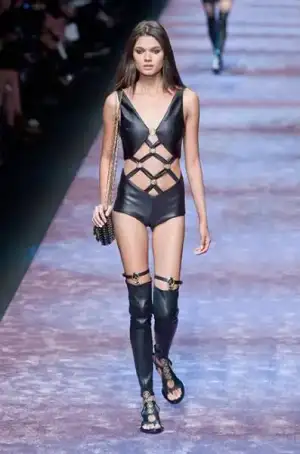 $paco_rabanne_ilkbahar_yaz_2013_defilesi (23).webp