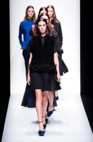 $sacai_ilkbahar_kis_2013_defile_moda_elbise_modelleri (6).webp