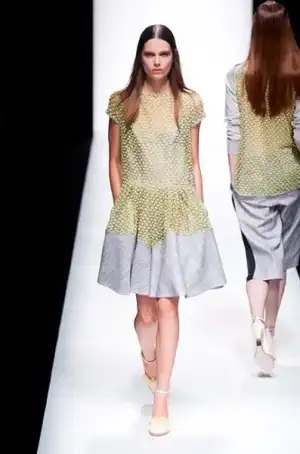 $sacai_ilkbahar_kis_2013_defile_moda_elbise_modelleri (36).webp
