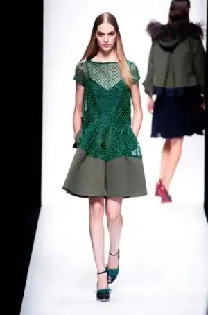 $sacai_ilkbahar_kis_2013_defile_moda_elbise_modelleri (39).webp