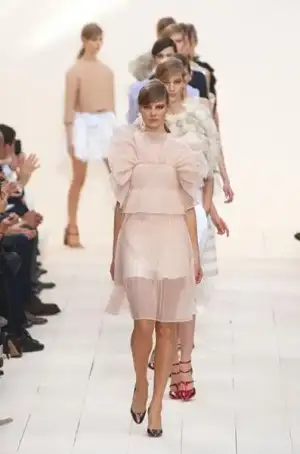 $chloe_ilkbahar_yaz_2013_defilesi_moda_elbise (8).webp
