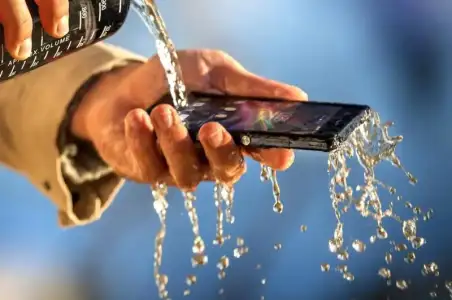 $xperia-z-durability-water-resistance-1240x824-87a352114f26128dffe9e44b5a6d4cd8.webp