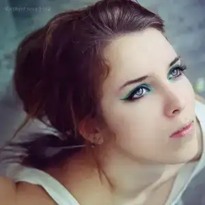 $turquoise-makeup-and-blue-eyed-girl-300x300.webp