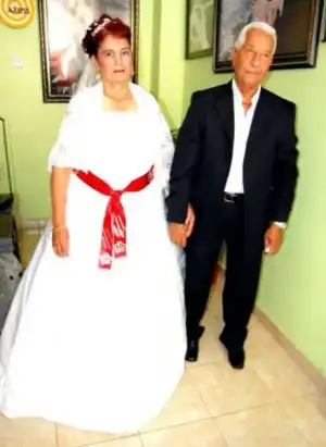 $63-yasinda-gelinlik-giydi-20100707A070702A-01.webp