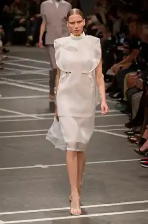 $givenchy_ilkbahar_yaz_2013_defiles.webp