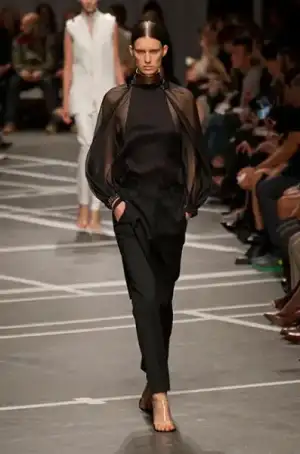 $givenchy_ilkbahar_yaz_2013_defiles.webp