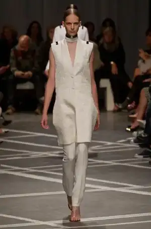 $givenchy_ilkbahar_yaz_2013_defiles.webp