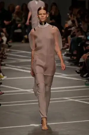 $givenchy_ilkbahar_yaz_2013_defiles.webp