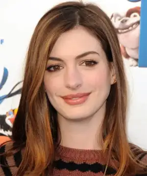 $anne-hathaway-resmi-uzun-duz-sac-modeli.webp