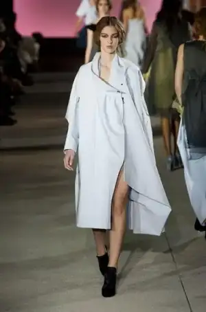 $john_galliano_ilkbahar_yaz_2013_defile_moda_elbise_koleksiyon (19).webp