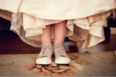 $wedding-shoes-convers-bride-snickers-tennis-shoes-7.webp