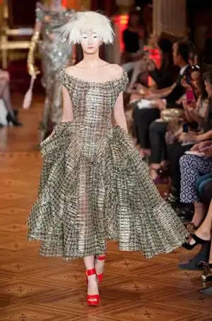 $vivienne_westwood_ilkbahar_yaz_2013_defile_moda_elbise (1).webp