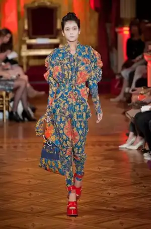 $vivienne_westwood_ilkbahar_yaz_2013_defile_moda_elbise (2).webp