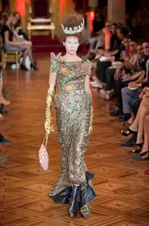 $vivienne_westwood_ilkbahar_yaz_2013_defile_moda_elbise (4).webp