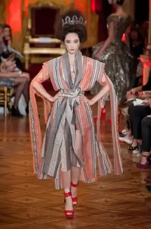 $vivienne_westwood_ilkbahar_yaz_2013_defile_moda_elbise (16).webp