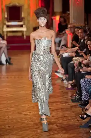 $vivienne_westwood_ilkbahar_yaz_2013_defile_moda_elbise (17).webp