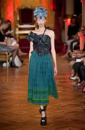 $vivienne_westwood_ilkbahar_yaz_2013_defile_moda_elbise (21).webp