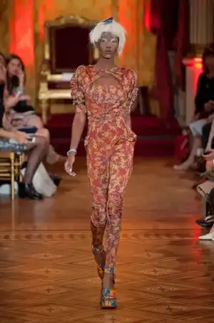 $vivienne_westwood_ilkbahar_yaz_2013_defile_moda_elbise (25).webp