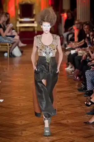 $vivienne_westwood_ilkbahar_yaz_2013_defile_moda_elbise (26).webp