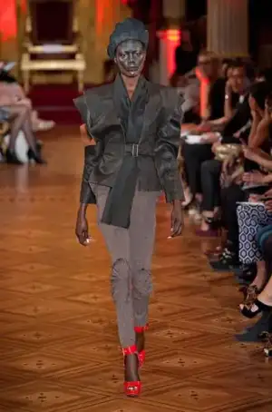 $vivienne_westwood_ilkbahar_yaz_2013_defile_moda_elbise (27).webp