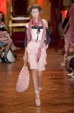 $vivienne_westwood_ilkbahar_yaz_2013_defile_moda_elbise (28).webp