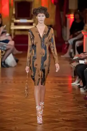 $vivienne_westwood_ilkbahar_yaz_2013_defile_moda_elbise (32).webp