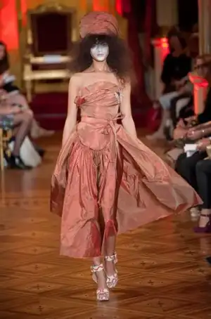$vivienne_westwood_ilkbahar_yaz_2013_defile_moda_elbise (33).webp