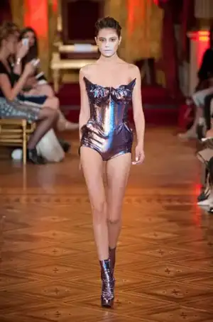 $vivienne_westwood_ilkbahar_yaz_2013_defile_moda_elbise (36).webp