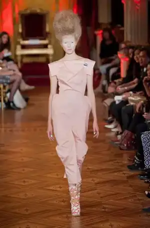 $vivienne_westwood_ilkbahar_yaz_2013_defile_moda_elbise (43).webp
