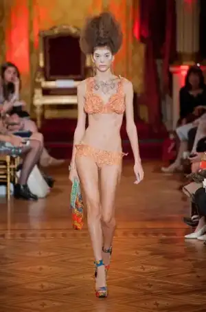 $vivienne_westwood_ilkbahar_yaz_2013_defile_moda_elbise (44).webp
