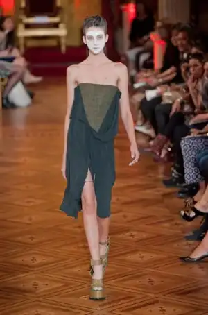 $vivienne_westwood_ilkbahar_yaz_2013_defile_moda_elbise (46).webp