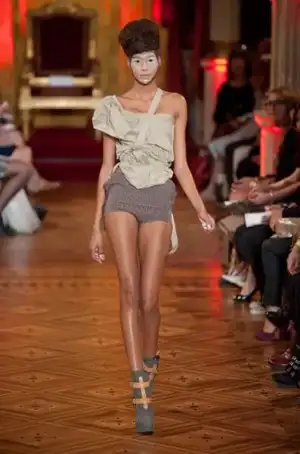 $vivienne_westwood_ilkbahar_yaz_2013_defile_moda_elbise (47).webp