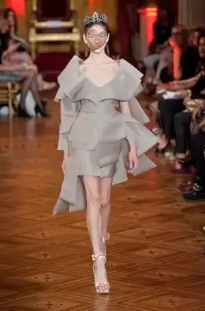 $vivienne_westwood_ilkbahar_yaz_2013_defile_moda_elbise (48).webp