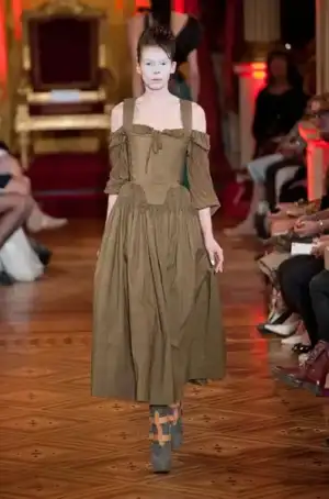 $vivienne_westwood_ilkbahar_yaz_2013_defile_moda_elbise (49).webp