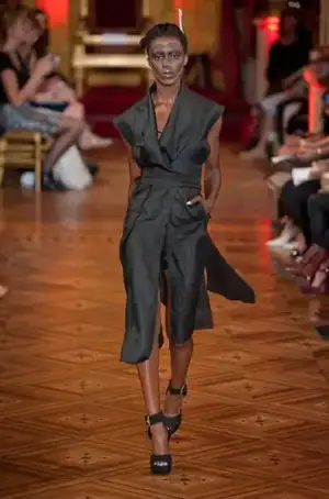 $vivienne_westwood_ilkbahar_yaz_2013_defile_moda_elbise (53).webp