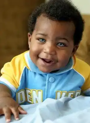 $Bebe-americain-noir-avec-les-yeux-bleus.webp