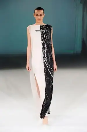 $hussein_chalayan_2013_ilkbahar_yaz_elbise_moda_defile (6).webp