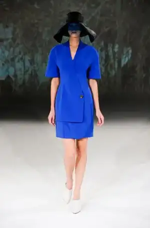 $hussein_chalayan_2013_ilkbahar_yaz_elbise_moda_defile (7).webp