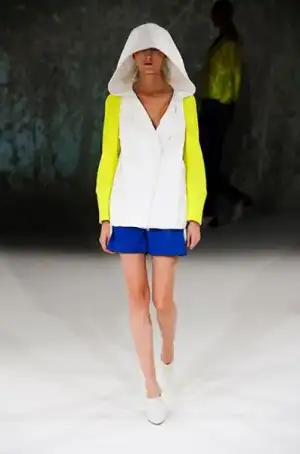 $hussein_chalayan_2013_ilkbahar_yaz_elbise_moda_defile (15).webp