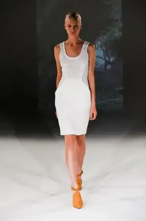 $hussein_chalayan_2013_ilkbahar_yaz_elbise_moda_defile (19).webp