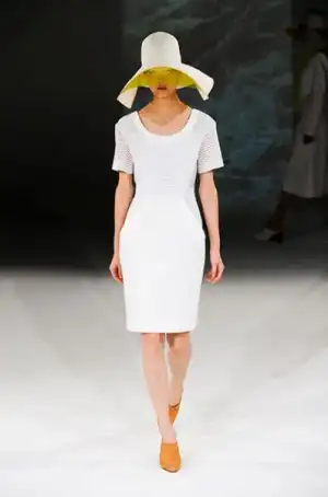 $hussein_chalayan_2013_ilkbahar_yaz_elbise_moda_defile (21).webp