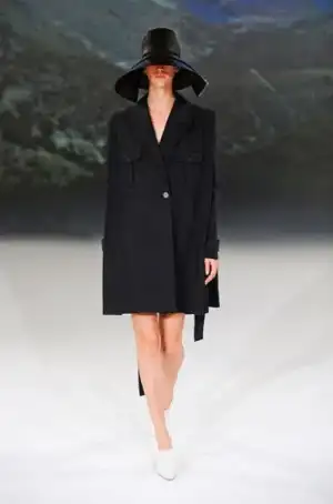 $hussein_chalayan_2013_ilkbahar_yaz_elbise_moda_defile (27).webp