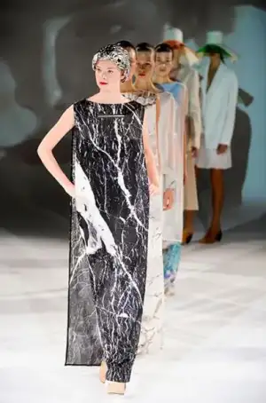 $hussein_chalayan_2013_ilkbahar_yaz_elbise_moda_defile (40).webp