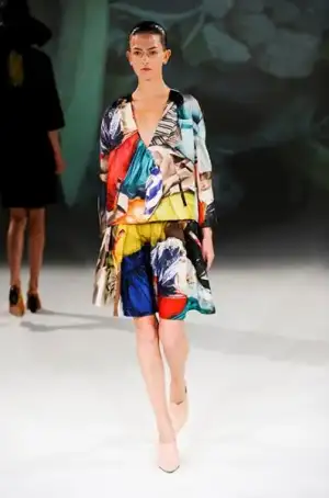 $hussein_chalayan_2013_ilkbahar_yaz_elbise_moda_defile (42).webp