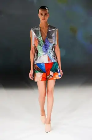 $hussein_chalayan_2013_ilkbahar_yaz_elbise_moda_defile (44).webp