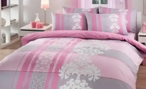 $Pembe-&#231;izgili-&#231;i&#231;ekli-ta&#231;-nevresim-tak&#305;m&#305;-modeli1-550x336.webp