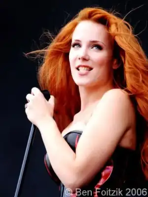 $epica-simone-heavy-metal-band-1.webp