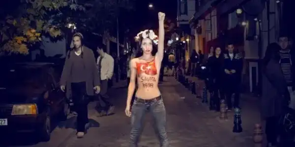 $page_femen-eylemcisi-dinc-bayragi-kicimda-degil-gogsumde-tasiyorum_602560906.webp